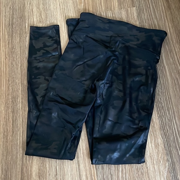 Spanx Leggings in black camo - Picture 3 of 4